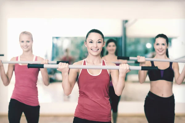 Grup gülümseyen insanların barbell ile çalışma — Stok fotoğraf