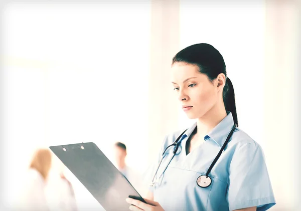 Vrouwelijke arts of verpleegkundige in het ziekenhuis — Stockfoto