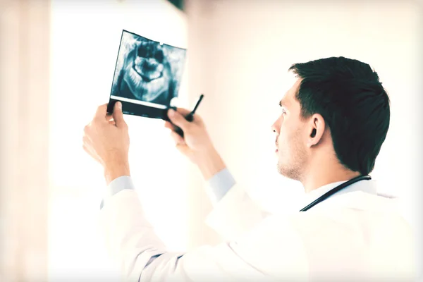 Médico o dentista masculino mirando rayos X —  Fotos de Stock