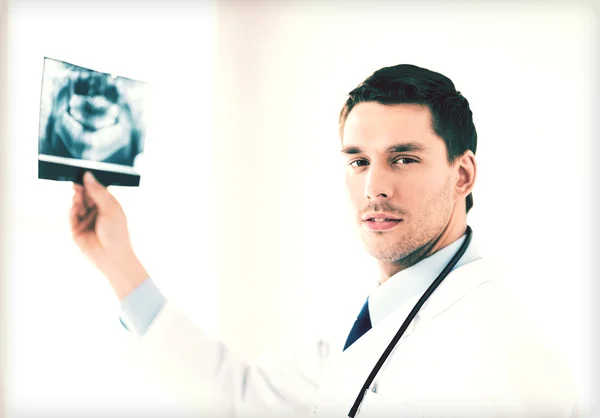 Homme médecin ou dentiste avec radiographie — Photo