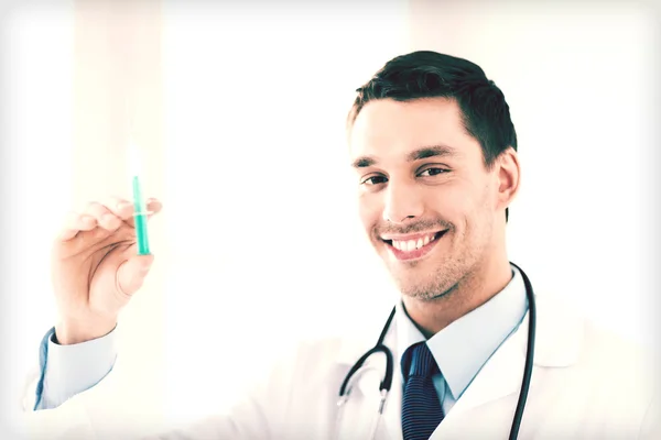 Homme médecin tenant la seringue avec injection — Photo