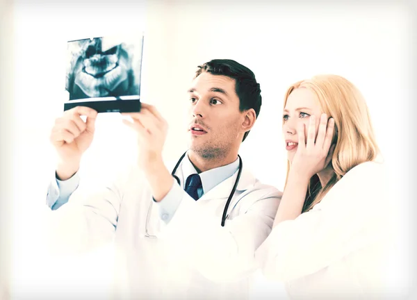 Dva lékaři při pohledu na x-ray — Stock fotografie
