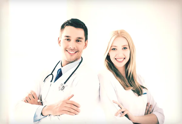 Два молодих привабливих лікаря — стокове фото