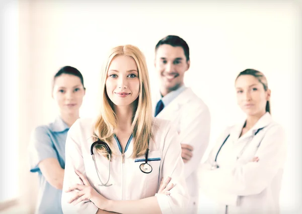 Médica na frente do grupo médico — Fotografia de Stock