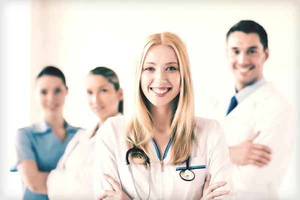 Medico femminile di fronte al gruppo medico — Foto Stock