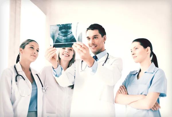 Jeune groupe de médecins qui regardent la radiographie — Photo