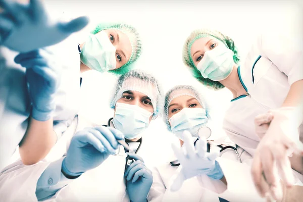 Groupe de médecins en salle d'opération — Photo