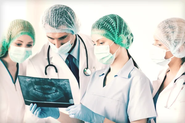 Grupo joven de médicos mirando rayos X —  Fotos de Stock