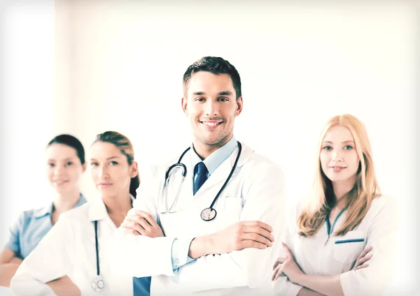 Männlicher Arzt vor medizinischer Gruppe — Stockfoto