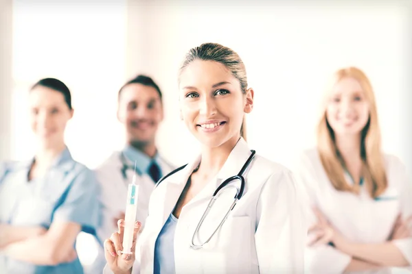 Médico fêmea segurando seringa com injeção — Fotografia de Stock