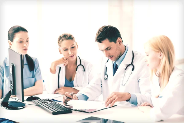 Team eller en grupp av läkare som arbetar — Stockfoto