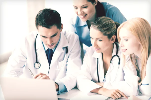 Equipe ou grupo de médicos que trabalham — Fotografia de Stock