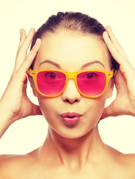 Menina adolescente surpreso em óculos de sol rosa — Fotografia de Stock