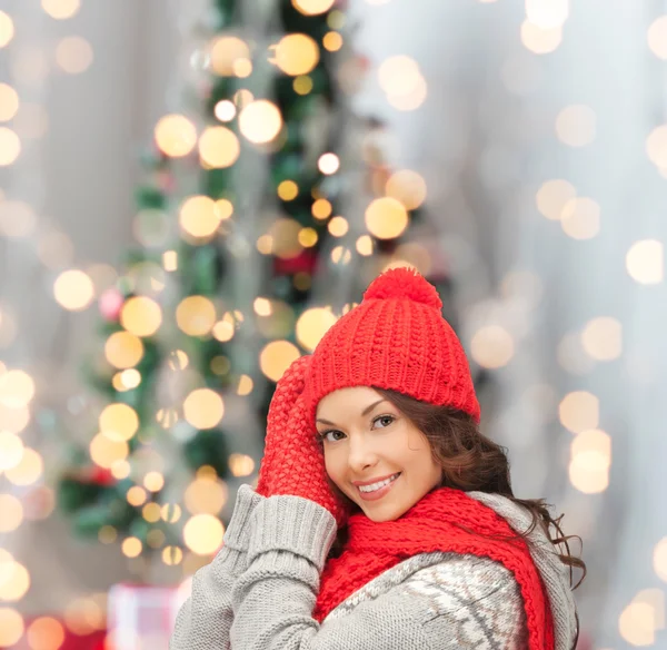 Sorridente giovane donna in abiti invernali — Foto Stock