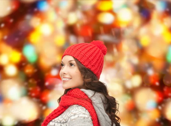 Mujer joven sonriente en ropa de invierno —  Fotos de Stock
