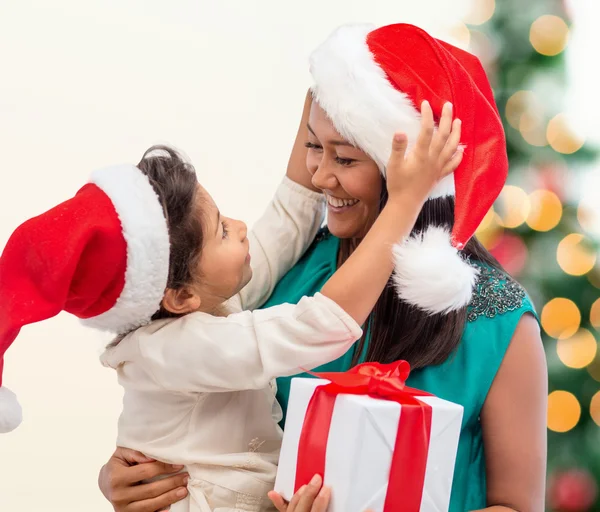 Gelukkig moeder en kind meisje met doos van de gift — Stockfoto