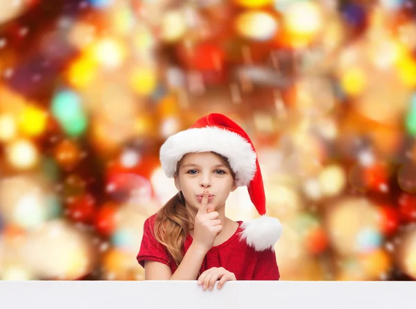 微笑的小女孩，在圣诞老人的助手帽子 — 图库照片