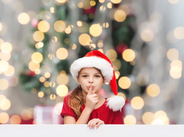 Santa yardımcı şapkalı küçük kız gülümseyerek — Stok fotoğraf