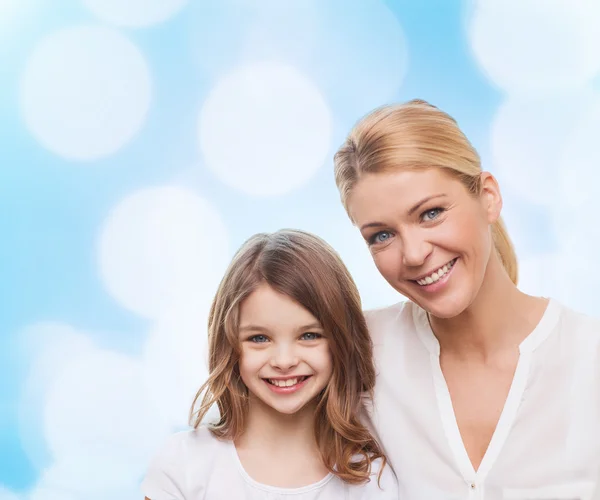 Sonriente madre y niña —  Fotos de Stock