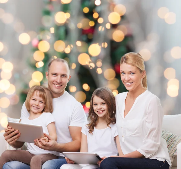 Счастливая семья с планшетными компьютерами — стоковое фото