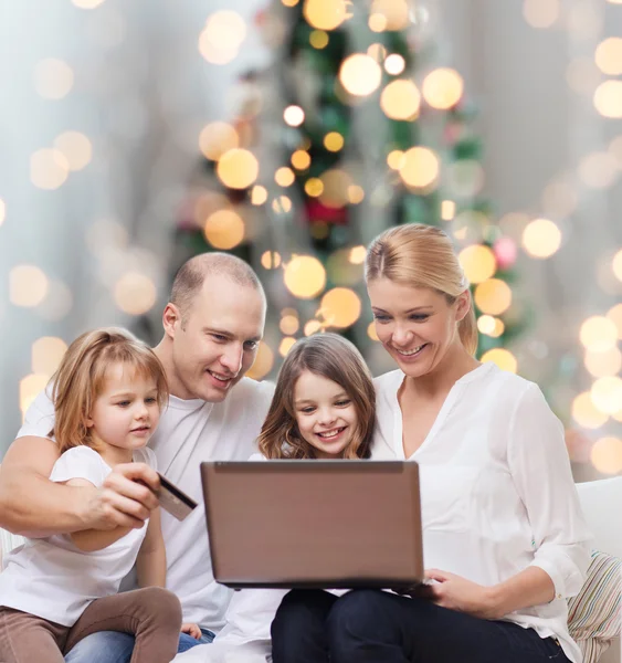 幸福的家庭，与便携式计算机和信用卡 — 图库照片