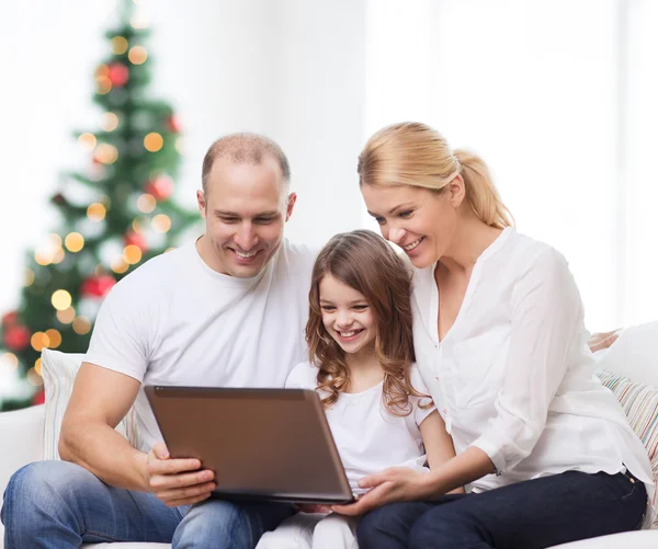 Счастливая семья с ноутбуком — стоковое фото
