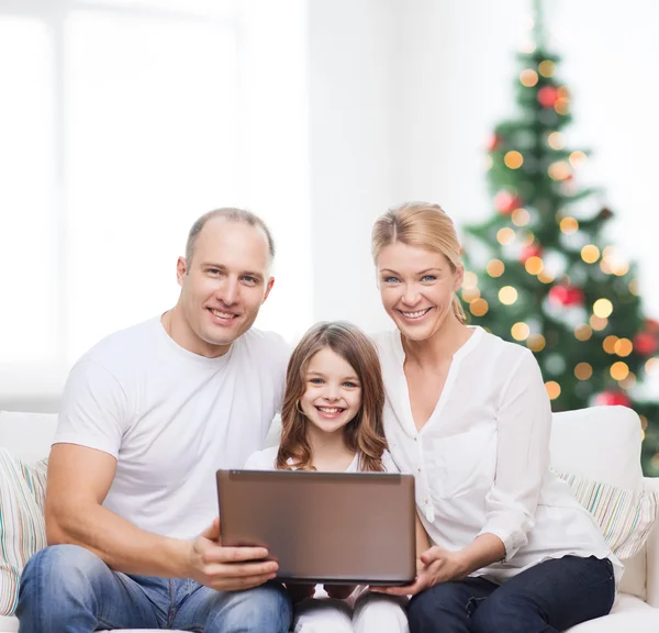 Família feliz com computador portátil — Fotografia de Stock