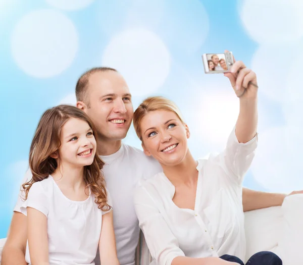 Famiglia felice con macchina fotografica a casa — Foto Stock