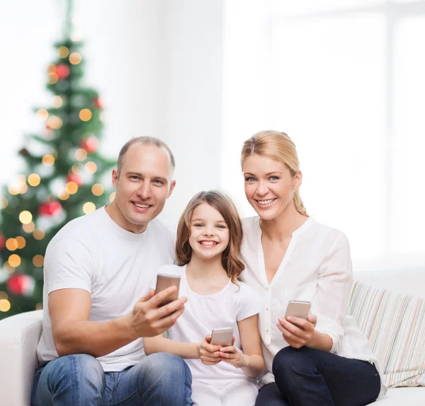 Glückliche Familie mit Smartphones — Stockfoto