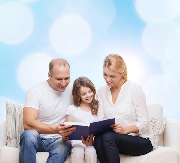 Famiglia felice con libro a casa — Foto Stock