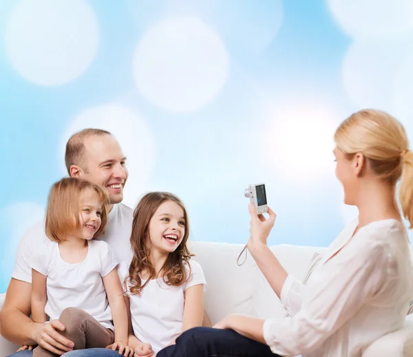 Boldog családot kamerát otthon — Stock Fotó