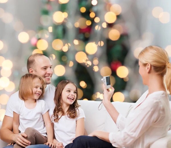 Familia feliz con la cámara en casa —  Fotos de Stock