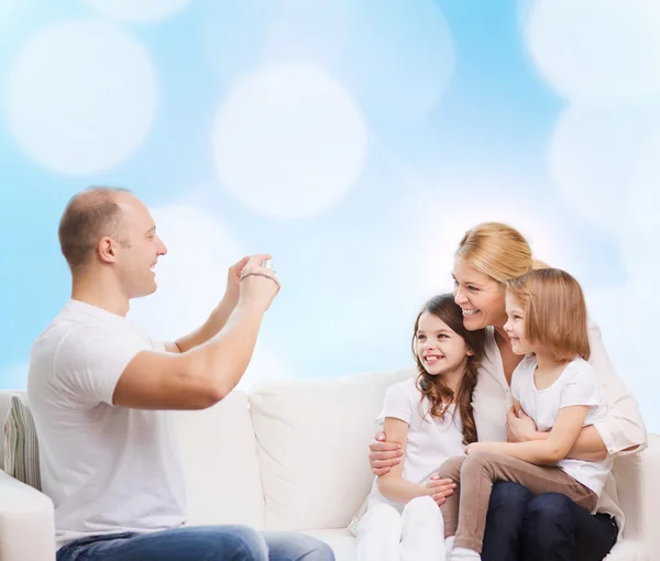 Met camera thuis en gelukkige familie — Stockfoto