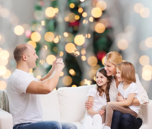 Glückliche Familie mit Kamera zu Hause — Stockfoto