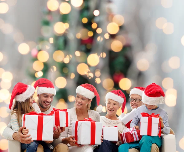 幸福的家庭，在圣诞老人的助手帽子与礼品盒 — 图库照片