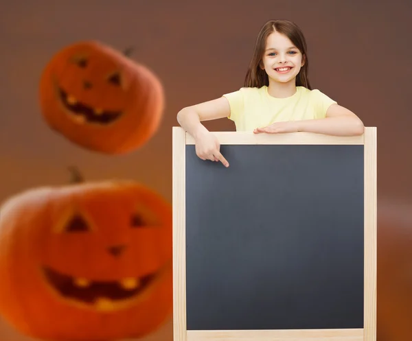 Lächelndes kleines Mädchen mit Tafel — Stockfoto