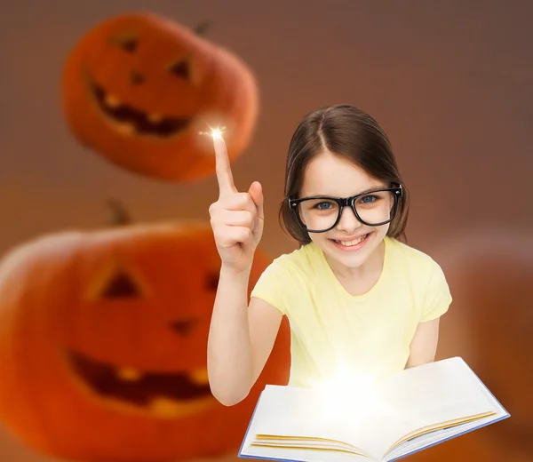 Sonriente chica en gafas sobre calabazas fondo — Foto de Stock