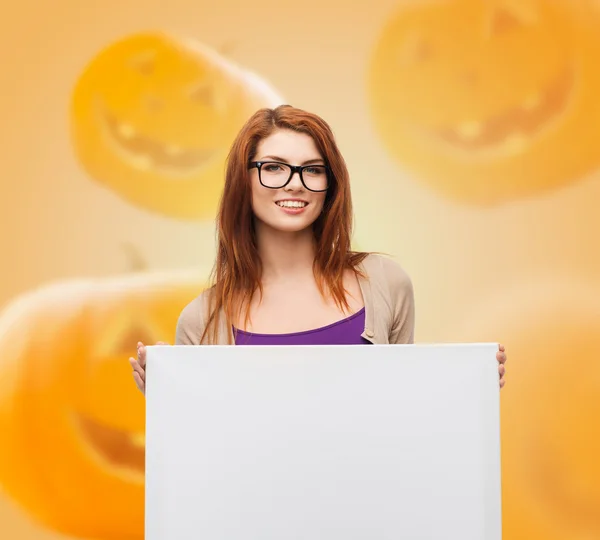 Adolescente sonriente en gafas con pizarra blanca — Foto de Stock