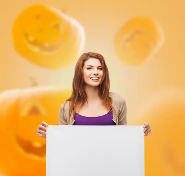 Adolescente sorridente com quadro branco — Fotografia de Stock