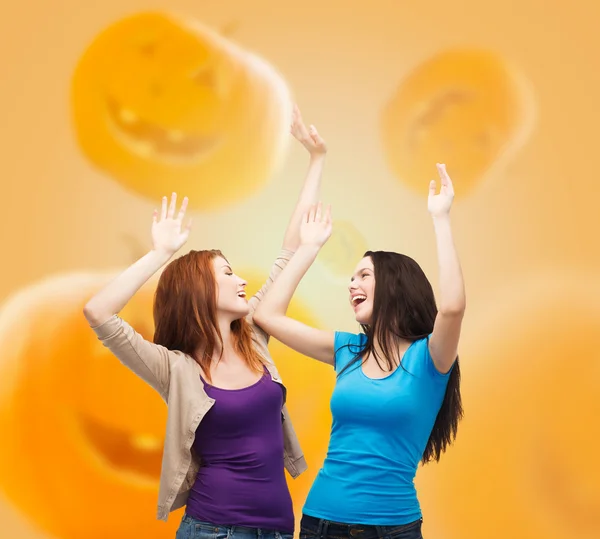Smiling teenage girls having fun — Stock Photo, Image