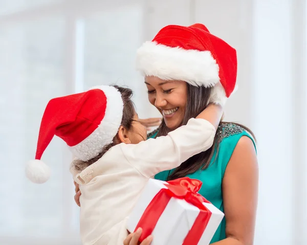 Gelukkig moeder en kind meisje met doos van de gift — Stockfoto