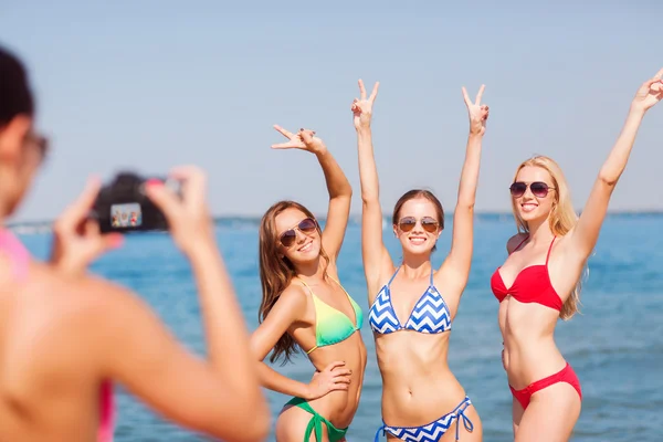 Groep van de lachende vrouw fotograferen op strand — Stockfoto