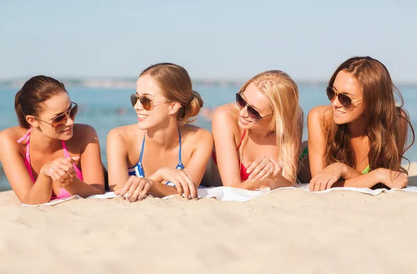 Grupp leende kvinnor solglasögon på stranden — Stockfoto