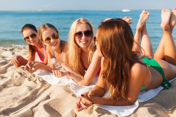 Grupa uśmiechający się kobiet w okulary przeciwsłoneczne na plaży — Zdjęcie stockowe