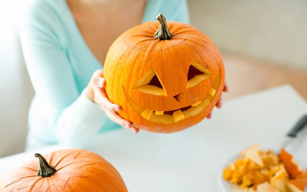 Close up of woman with pumpkins at home — Stock Photo, Image