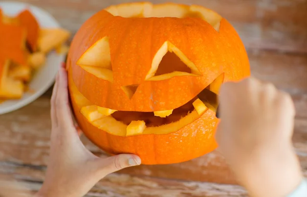 Close up of woman with pumpkins at home — Stock Photo, Image