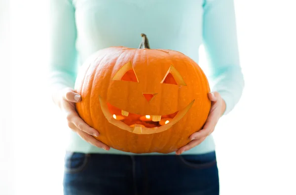 Primer plano de la mujer con calabazas en casa — Foto de Stock