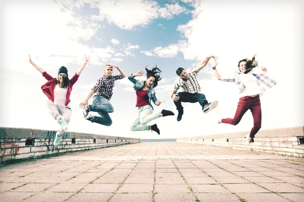 Grupo de adolescentes saltando — Foto de Stock