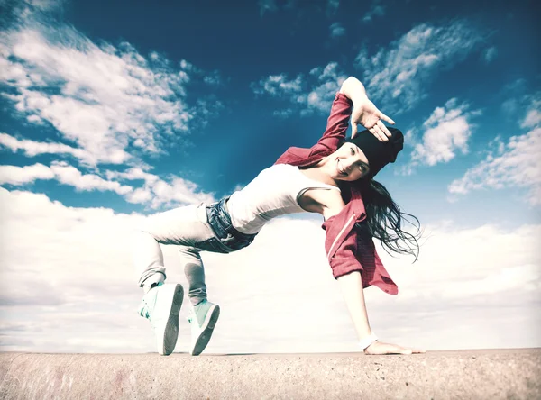 Menina dança bonita em movimento — Fotografia de Stock