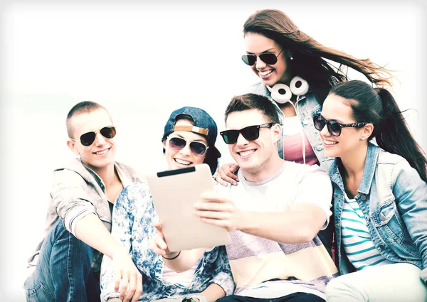 Gruppo di adolescenti in cerca di tablet pc — Foto Stock